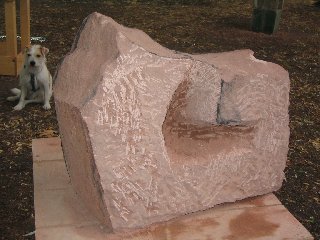 Sandstein, stehend - mit Hund im Hintergrund
